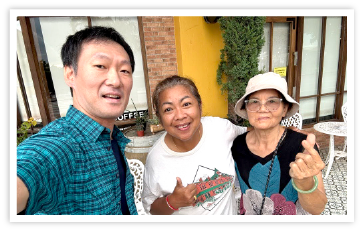 タイで托鉢のお供え物を売ってくれたおばちゃん