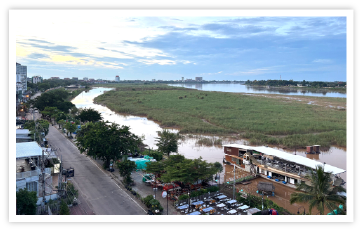 雨季のVientiane、水位の上がったメコン川